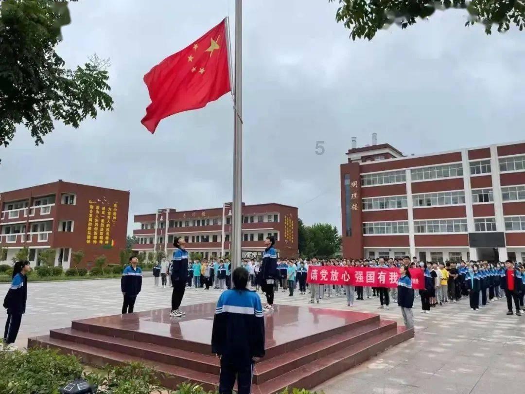 铲车拉的冲击压路机对于含水量比较高的土石方压实